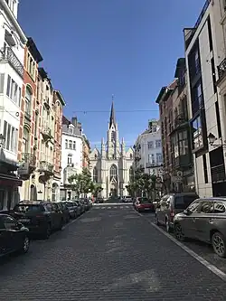 La façade principale l'église Saint-Boniface d'Ixelles en perspective depuis la rue Saint-Boniface