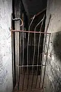 La grille vers le puits de la galerie.
