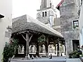 La halle et l'église en arrière plan