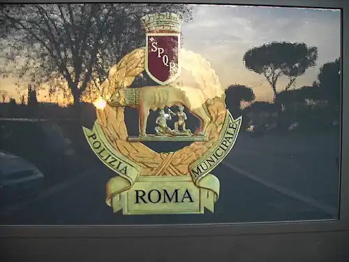 Emblème de la Police locale de Roma Capitale&nbsp;(it).