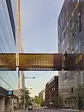 La passerelle du CHUM sur la rue Sanguinet reliant les pavillons F et C