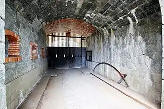 La porte blindée et le mécanisme du pont-levis.
