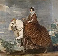 La reine à cheval, marchant vers la gauche, fond gris.