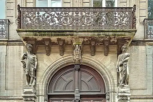 Bernet : décor et balcon.