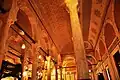 Vue des voûtes de la salle de prière, revêtues de décors en plâtre sculpté.