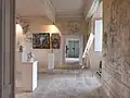 Exposition dans la salle des grisailles.