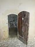 Unique cellule de l'ancienne prison, entre l'entrée de la mairie et le mur de l'église.