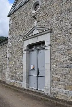 Le portail donnant sur la rue daté de 1860.