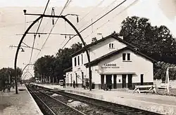 Photographie en sépia, représentant un bâtiment.