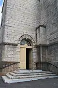 Entrée latérale de l'église dans le clocher-porche.