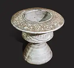 Support de coupe. Cizhou. Grès, engobe crème et brun. H 14, D 17&nbsp;cm. Chine du Nord, fin Song - début Yuan, XIIe – XIIIe&nbsp;siècle