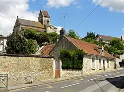 Rue du Colonel-Fabien et église.