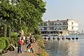 Le lac de l'Ouest vu depuis la presqu'île de Từ Hoa, aux abords de l'hôtel Intercontinental.