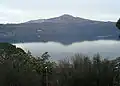 Vue du mont Cavo et du lac Albano depuis Castel Gandolfo.