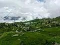 Le lac Carrelet avec derrière la télécabine de l'Alpette et les téléphériques Vaujany-Alpette et Alpette-Rousses.