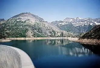 Vue du lac d'Émosson dominé par la pointe de la Finive (à gauche) et du pic de Tenneverge (à droite).
