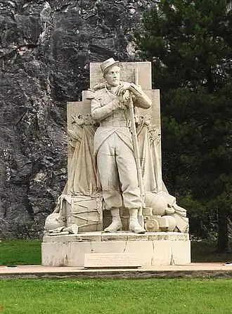 Le Grenadier, du sculpteur dijonnais Georges Diebolt. Provenant du pont de l'Alma à Paris, aujourd'hui situé aux abords nord du lac.