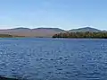 Lac Aux Araignées, point d'accès public route 161. Le mont Flat Top (830 mètres) au centre, et Merrill (997 mètres) à droite.