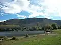 Lac de Barbazan, partie communale avec plantation de jeunes arbres sur la droite.