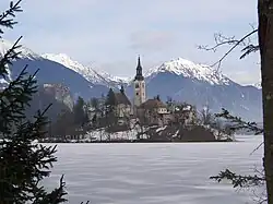 Le lac gelé en hiver. Au fond à droite, le Begunjščica.