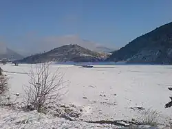 La queue du lac sous la neige.