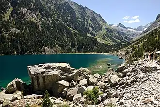 Éboulis au bord du lac.