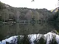 Lac de Mauléon-Barousse avec en arrière plan le chalet et un terrain de tennis