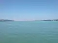 Vue de la longueur du lac depuis une petite embarcation.