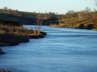 Lac de Planèzes gelé en hiver.