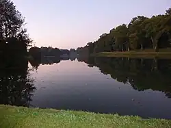 Lac de Rioz au crépuscule.
