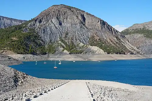 Le nautisme est une des activités pratiquées sur le lac de Serre-Ponçon.