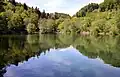 Le lac de barrage sur l'Aubonne situé au cœur de l'arboretum.