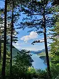 Vue du lac depuis la forêt domaniale d'Ébron