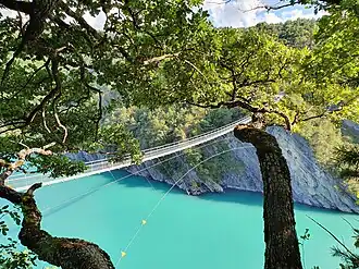 Passerelle himalayenne de l'Ébron sur le lac