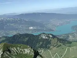 Vue oblique sur le lac d'Annecy depuis le sommet de la Tournette.