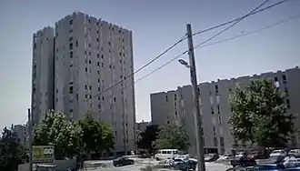 Vue lointaine sur une tour dans une cité urbaine