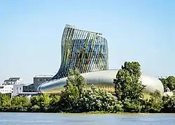 Photo de la cité du vin prise depuis la rive droite. On aperçoit la Garonne.