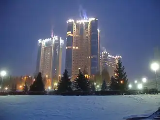 Les nouvelles tours d'habitation de Ladya au bord de la Volga en hiver