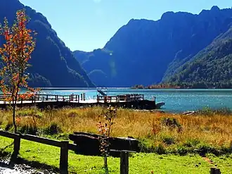 Le lac Frías. Les précipitations enregistrées dans son bassin sont de l'ordre de 3&nbsp;500&nbsp;millimètres annuellement, dû aux vents humides soufflant la plupart du temps depuis l'Océan Pacifique.