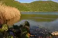 Un aperçu du lac depuis la rive ouest.