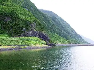 Les falaises de São Jorge, surplombant les fajãs
