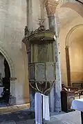 Chaire en bois sculpté et peint du XVIIIe&nbsp;siècle.