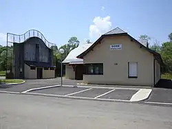 Mairie et fronton.