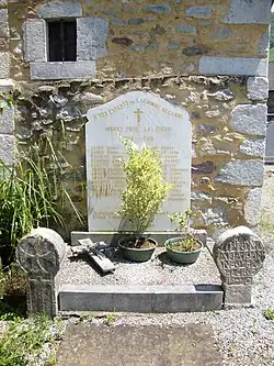 Monument aux morts avec stèles discoïdales.