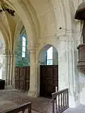 Vue diagonale vers le nord-ouest ; à droite, la chapelle du nord.