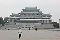 La Grande maison des études du peuple qui domine la place.