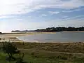 Le poulier de l'estuaire de la Laïta (en arrière-plan, Le Pouldu en Clohars-Carnoët)