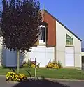 Le bâtiment de la bibliothèque municipale, vu de face.