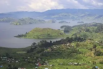 Vue du lac Mutanda&nbsp;(en), au centre du district.