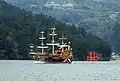 Bateau de croisière et Hakone-jinja sur le lac Ashi.